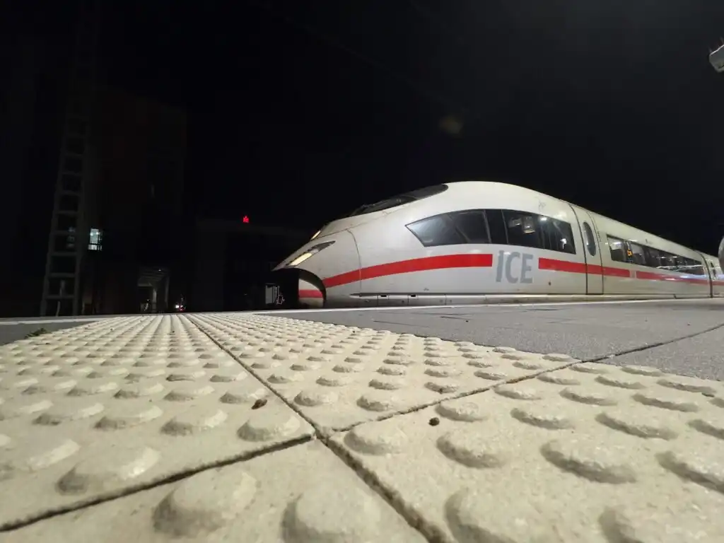 ICE am Bahnsteig des Dortmunder Hauptbahnhofs am Abend