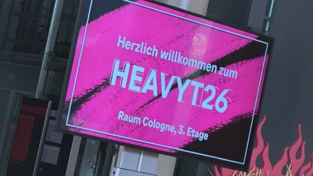 Willkommensschild HeavyT26 im Veranstaltungsbereich in Bonn