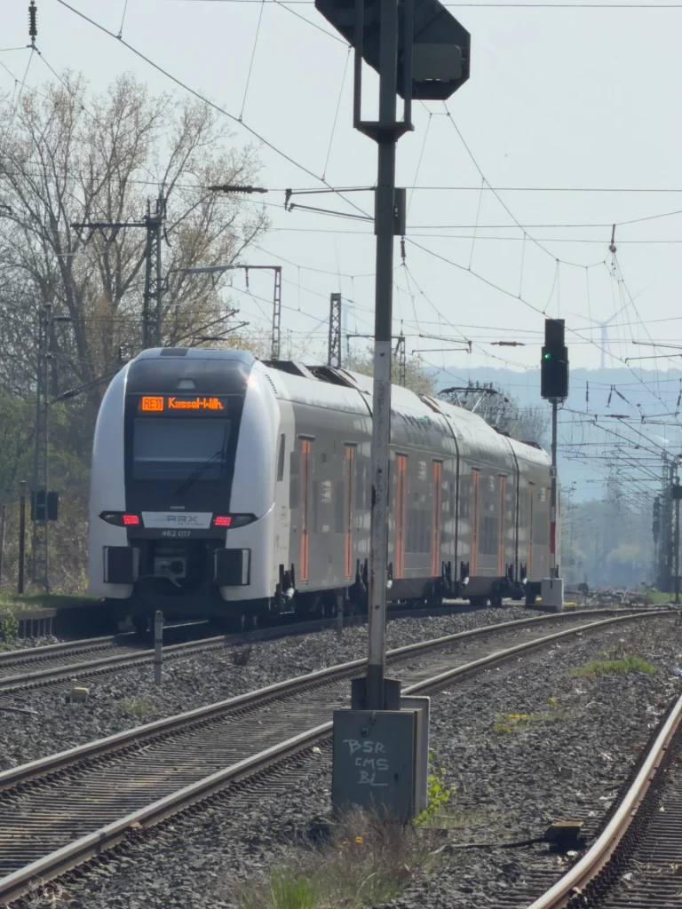 RRX-Regionalzug unter Oberleitungen in Warburg